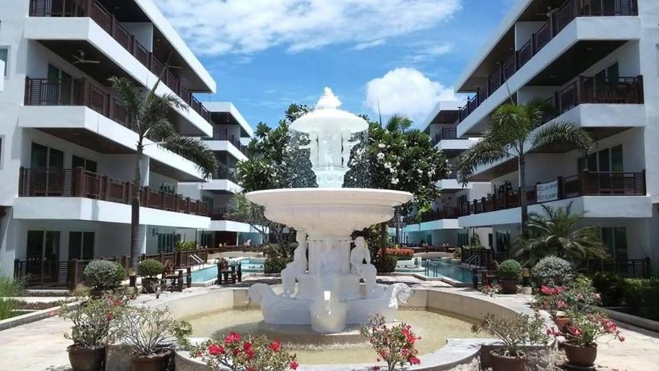 a large fountain in front of a building at Beach Palace Condomenium (Chaam-Huanhin) in Ban Bo Khaem