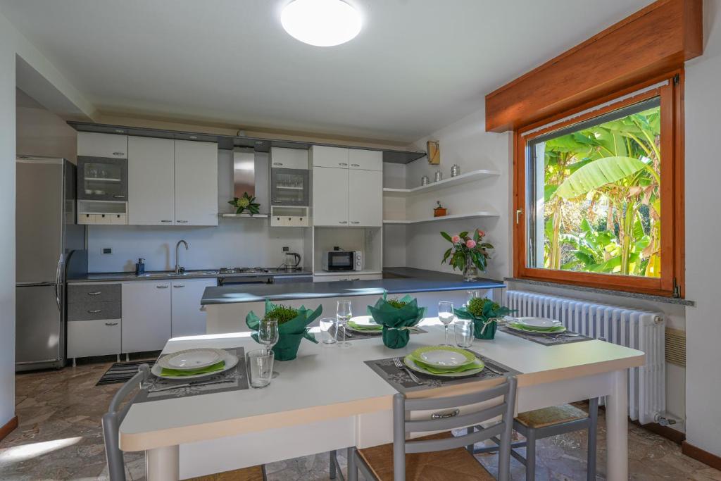 a kitchen with a table and chairs and a window at La Magnolia in Calolziocorte