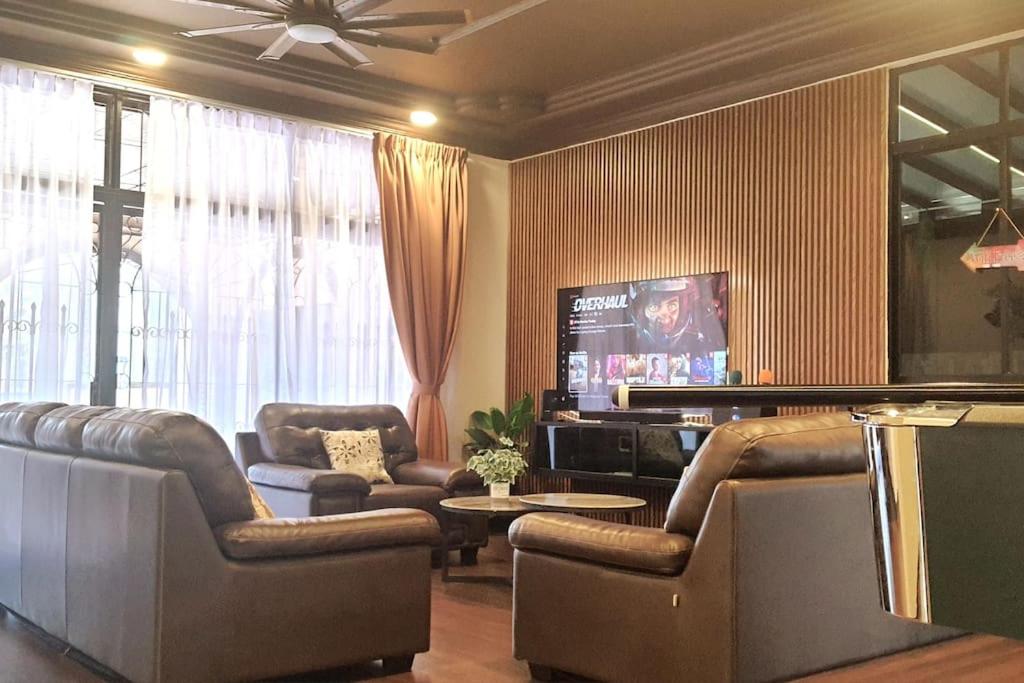 uma sala de estar com sofás e uma televisão de ecrã plano em Villa Max Klebang 25 Pax 6R4B em Malaca