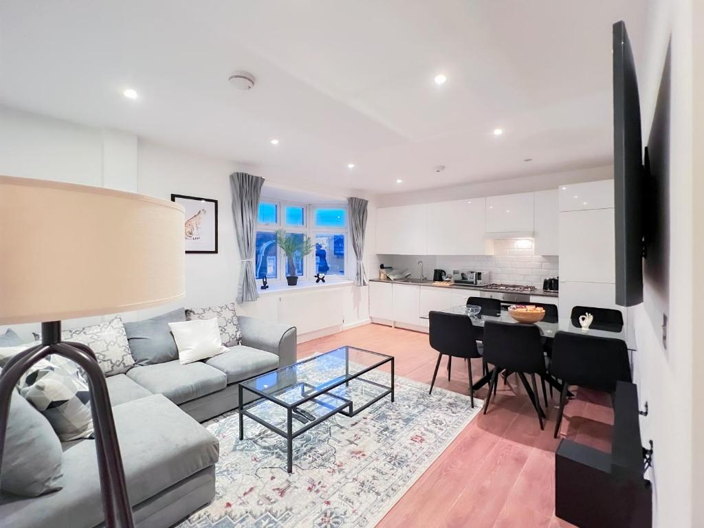 Central London Apartment Camden في لندن: غرفة معيشة مع أريكة وطاولة