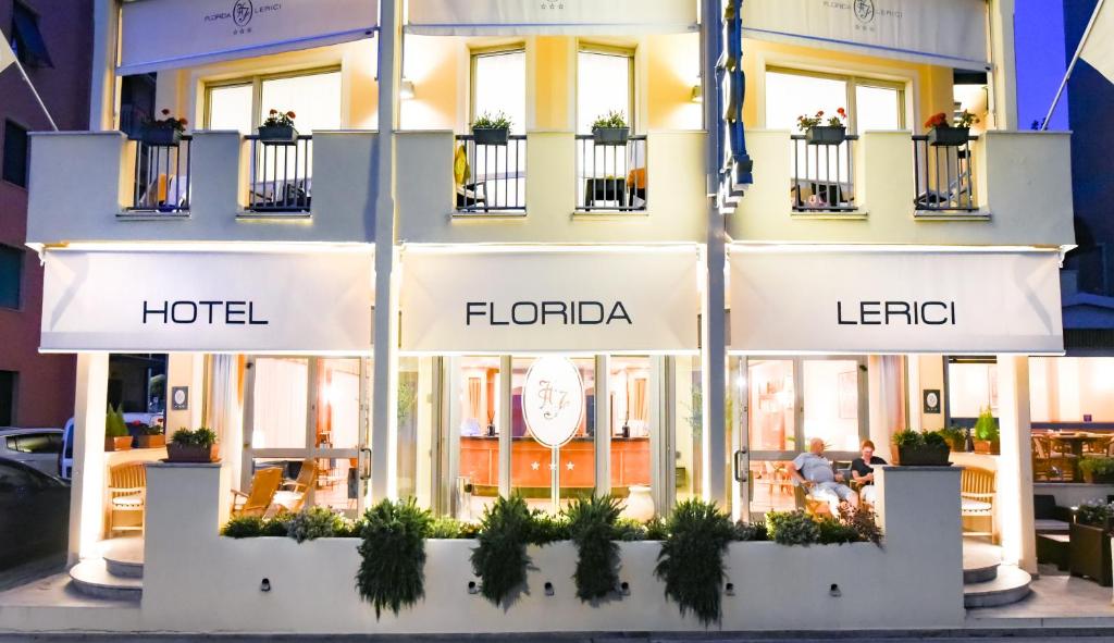 un negozio di fronte a un hotel di Hotel Florida Lerici a Lerici