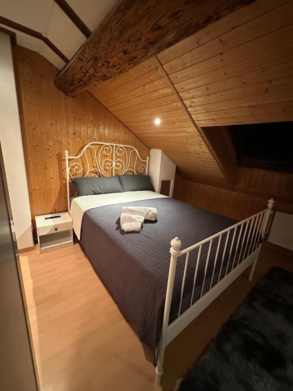 sypialnia z dużym łóżkiem na poddaszu w obiekcie Bnb des Epouses w mieście Fryburg