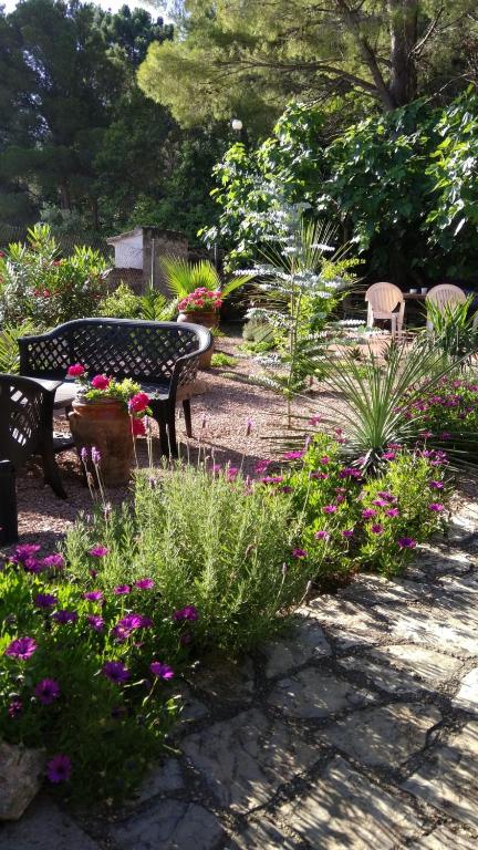 A garden outside Apartamento Milka Gandia Marchuquera