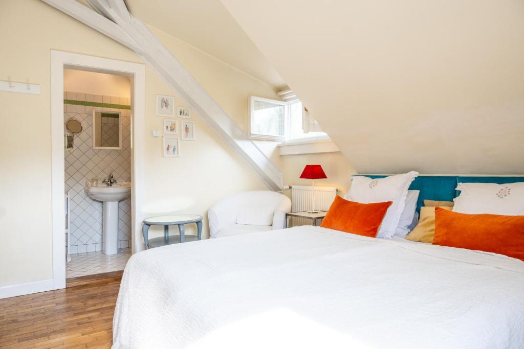 Postel nebo postele na pokoji v ubytování Family Hotel Okoř