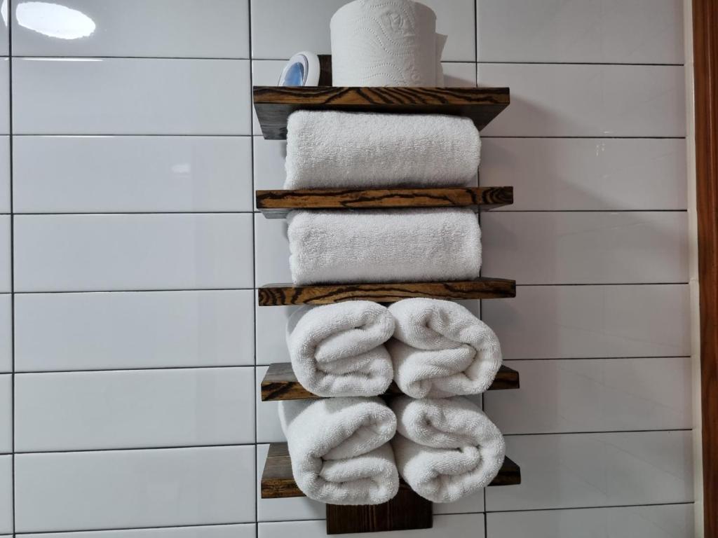 - une pile de serviettes sur une étagère dans une salle de bains dans l'établissement Wonhwaroo, à Gyeongju