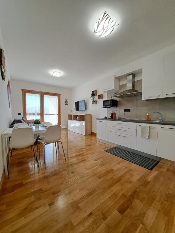 - une cuisine avec une table et des chaises dans la chambre dans l'établissement Angy's house Roma, à Rome