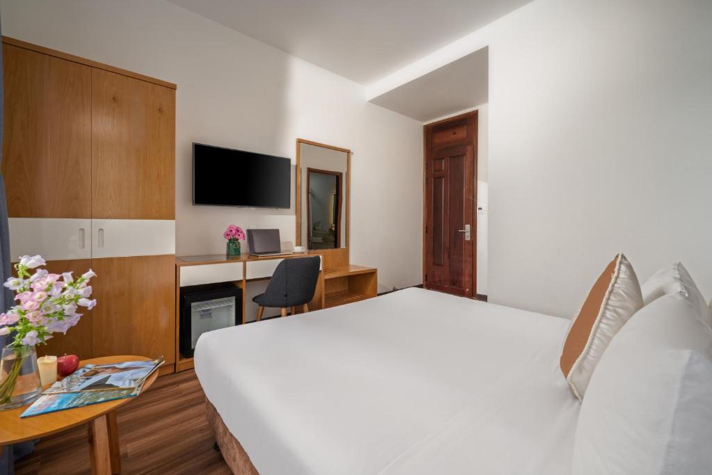 Een bed of bedden in een kamer bij Myrtle Boutique Hotel