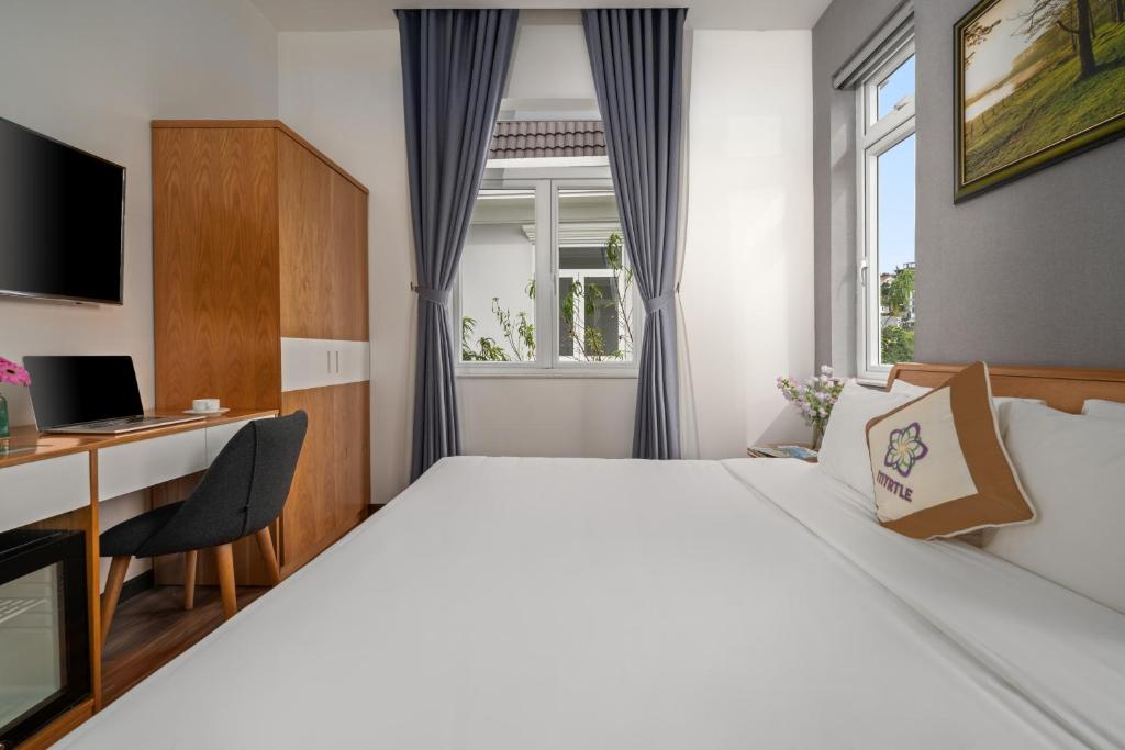 Een bed of bedden in een kamer bij Myrtle Boutique Hotel