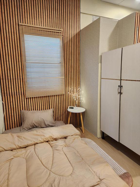 Postel nebo postele na pokoji v ubytování 205-Olan Place Homely room Free Wi-Fi and Near BTS line