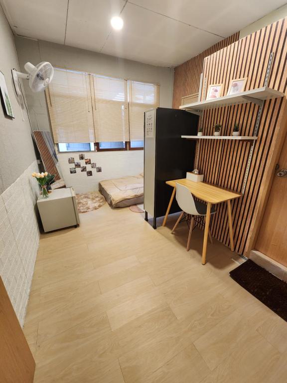 Posezení v ubytování 205-Olan Place Homely room Free Wi-Fi and Near BTS line