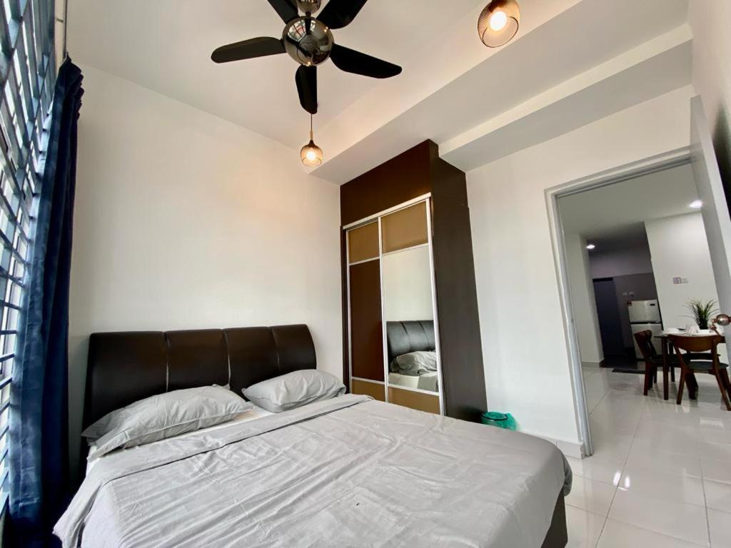 - une chambre avec un lit et un ventilateur de plafond dans l'établissement Mayura Accomodation, à Kuala Lumpur