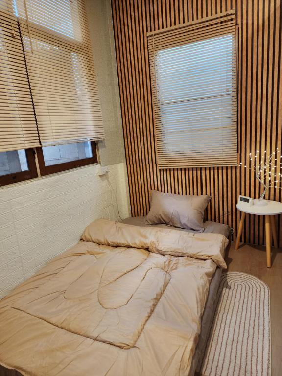 Postel nebo postele na pokoji v ubytování 205-Olan Place Homely room Free Wi-Fi and Near BTS line