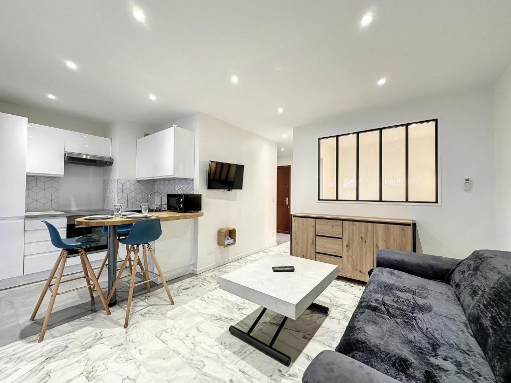 Kuchyň nebo kuchyňský kout v ubytování Studio de Jonathan - refait à neuf - plage à 200m