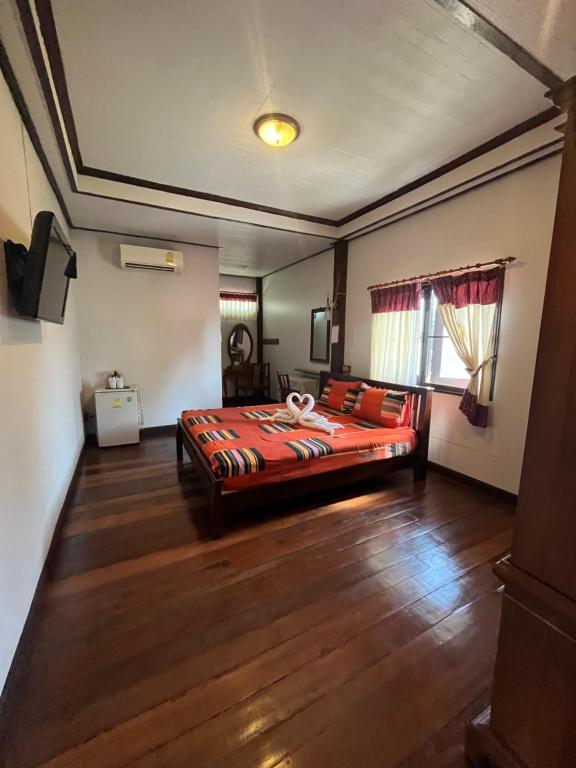 Postel nebo postele na pokoji v ubytování โรงแรมจันทร์แดง (antique hotel)