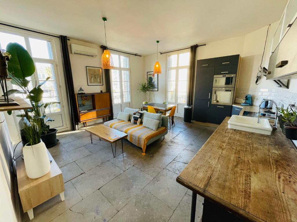 un salon avec un canapé et une table dans l'établissement Appartement climatisé 50m2 une chambre proche centre et gare, à Montpellier
