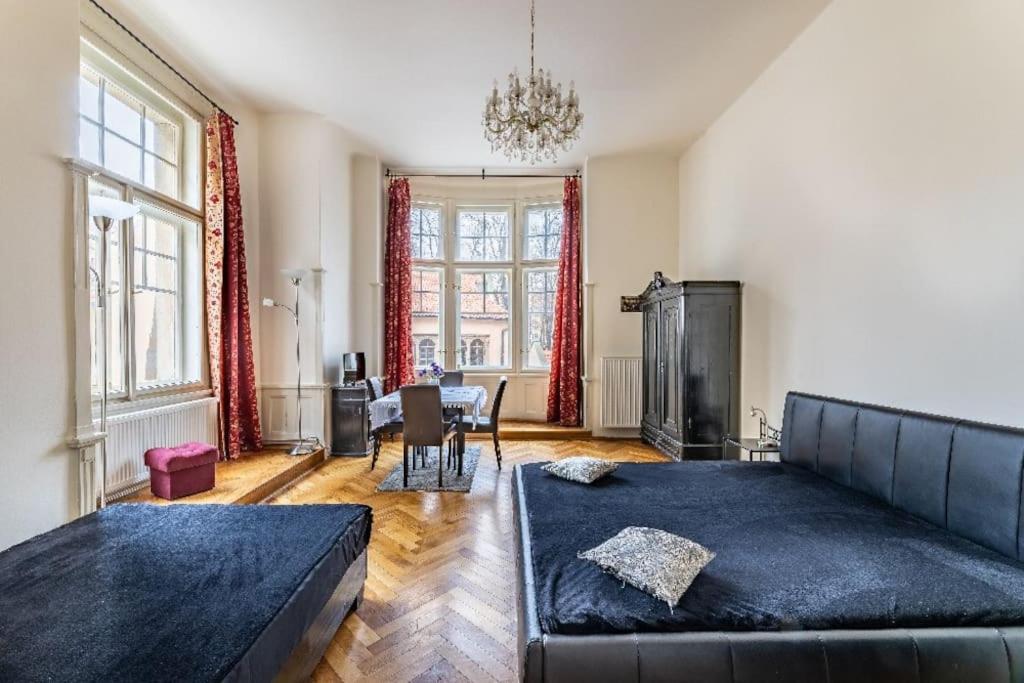 een woonkamer met een bank en een tafel bij Cosy Apartment for 4 / Old Town / Jewish Quarter in Praag