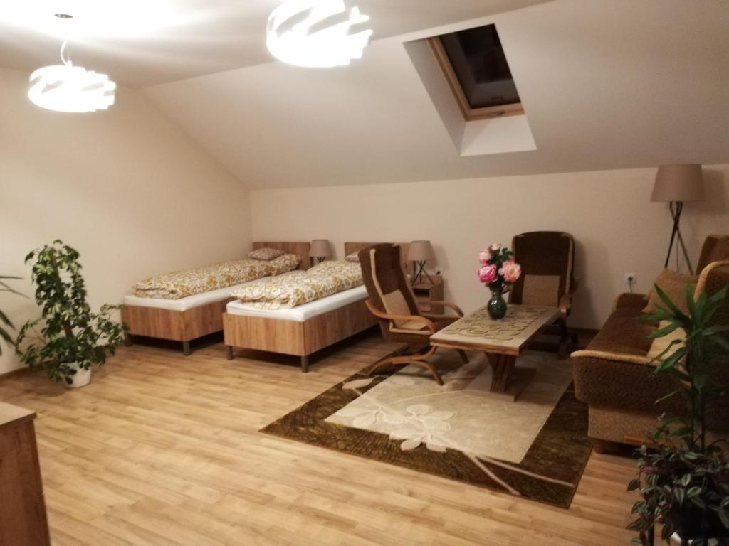 ein Wohnzimmer mit 2 Betten und einem Sofa in der Unterkunft Noclegi Pod Lasem in Krakau