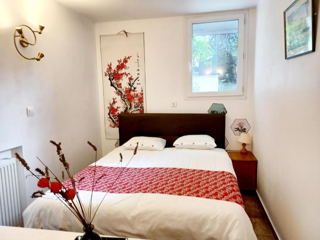 Tempat tidur dalam kamar di 3 private rooms shared flat in a villa at Sceaux 600m RER B direct to Notre-Dame