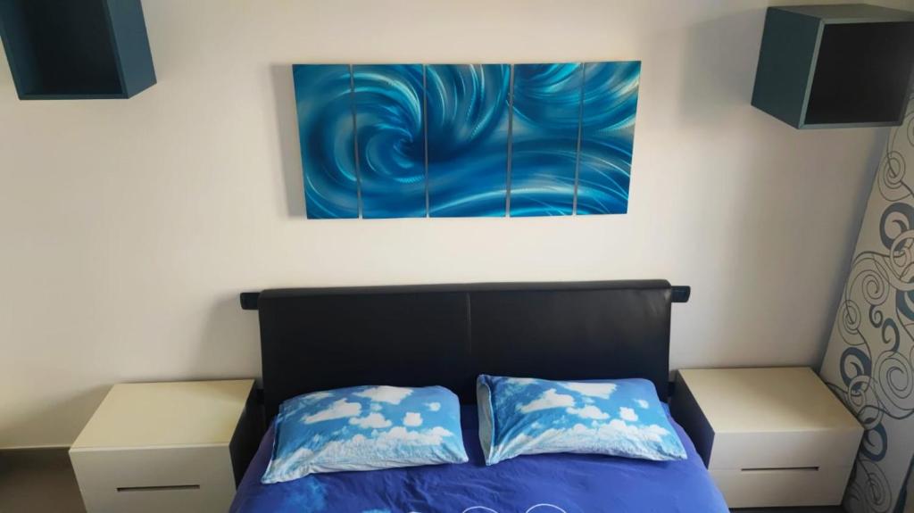 um quarto com uma cama e um quadro na parede em Barzo Apartment em Roma
