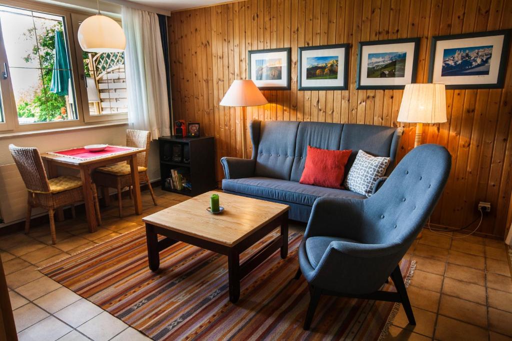 ラムサウ・アム・ダッハシュタインにあるLandhaus Lammの青いソファとテーブルのあるリビングルーム