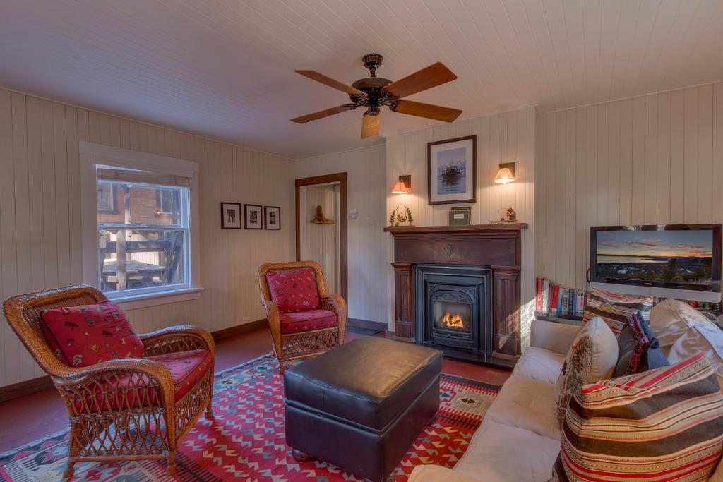 a living room with a couch and a fireplace at Vanni House - Classic Tahoe Style 2 BR - Sleeps 6 - Hot Tub - Near Palisades & Downtown Tahoe City in Tahoe City