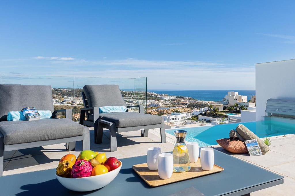 stół z miską owoców na dachu domu w obiekcie Penthouse Lord of Mijas , Sea View 6P, Casa Banderas, D23A w mieście La Cala de Mijas