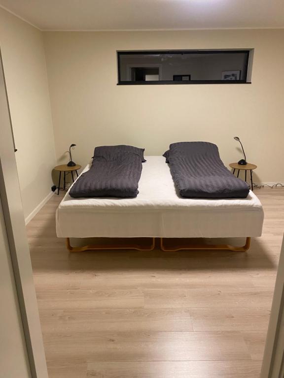 una camera con un letto con due cuscini sopra di Familyroom #1 Appartmenthotel Oslo Adress Isabels vei 16 a Oslo