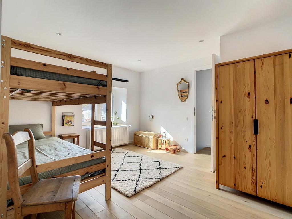 - une chambre avec des lits superposés et une porte en bois dans l'établissement L'Héritage de Durbuy, à Durbuy