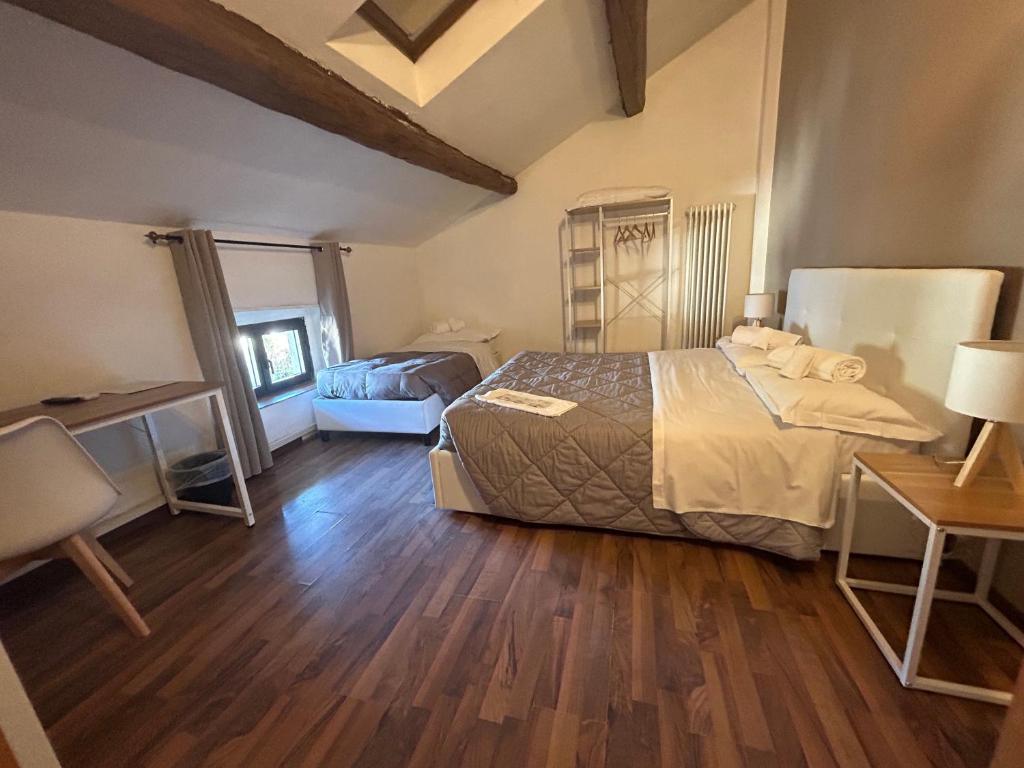 una camera con letto e pavimento in legno di B&B Magnolia a Verona