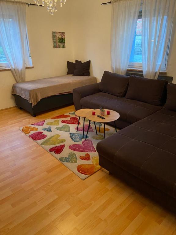 ein Wohnzimmer mit einem Sofa und einem Couchtisch in der Unterkunft Ferienwohnung Susan-Nur 10 Fahrminuten von Playmobil in Zirndorf