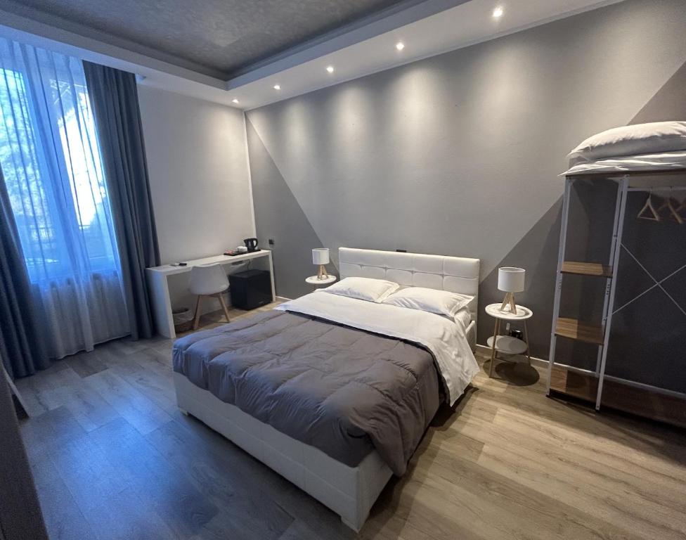 sypialnia z dużym łóżkiem i biurkiem w obiekcie B&B Magnolia w Weronie