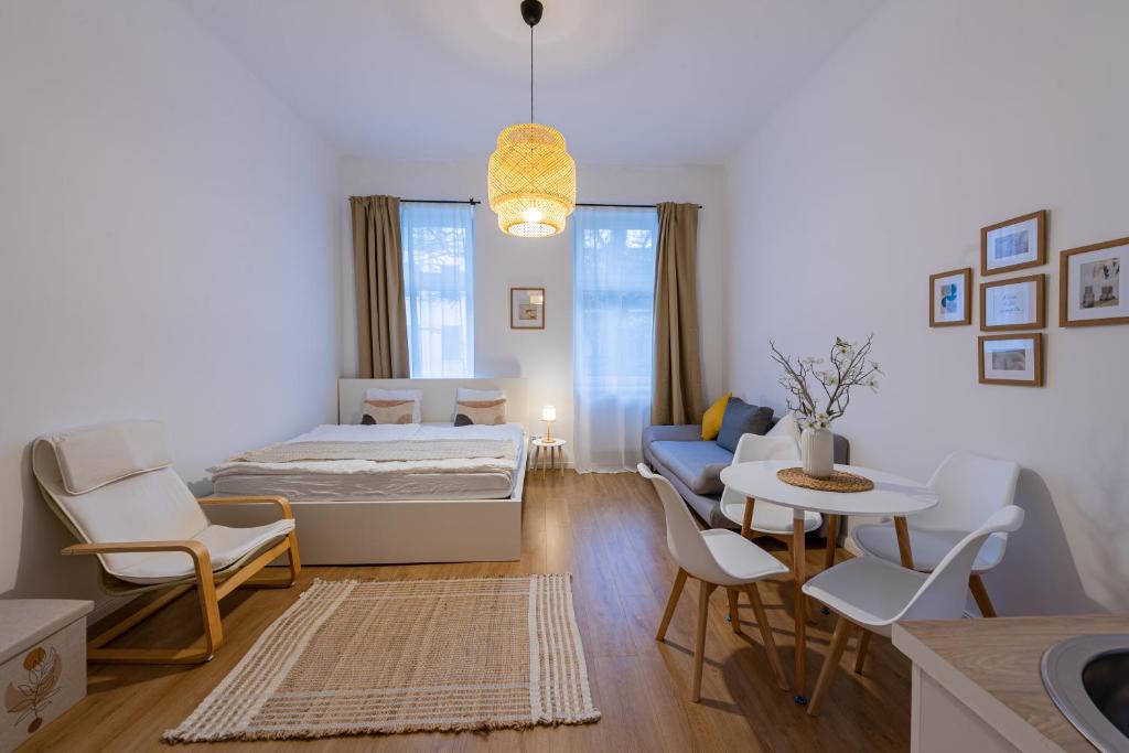1 dormitorio con 1 cama, mesa y sillas en Vienna my city apartment bright room, en Viena