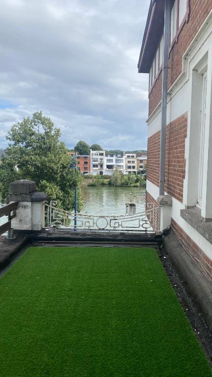 Výhled na řeku, která protéká v blízkosti aparthotelu