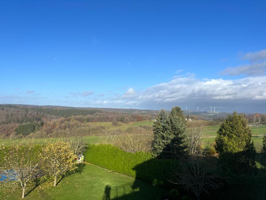 una vista de un campo con árboles a lo lejos en Eifeltraum, en Blankenheim