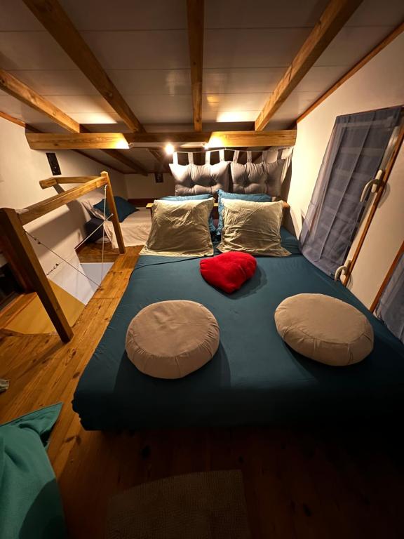 ein großes Bett mit zwei Kissen darauf in einem Zimmer in der Unterkunft TINY HOUSE avec vues in Capesterre-Belle-Eau