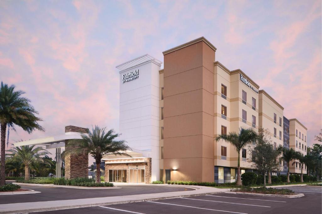 een weergave van de buitenkant van een hotel bij Fairfield Inn & Suites by Marriott Fort Lauderdale Northwest in Tamarac