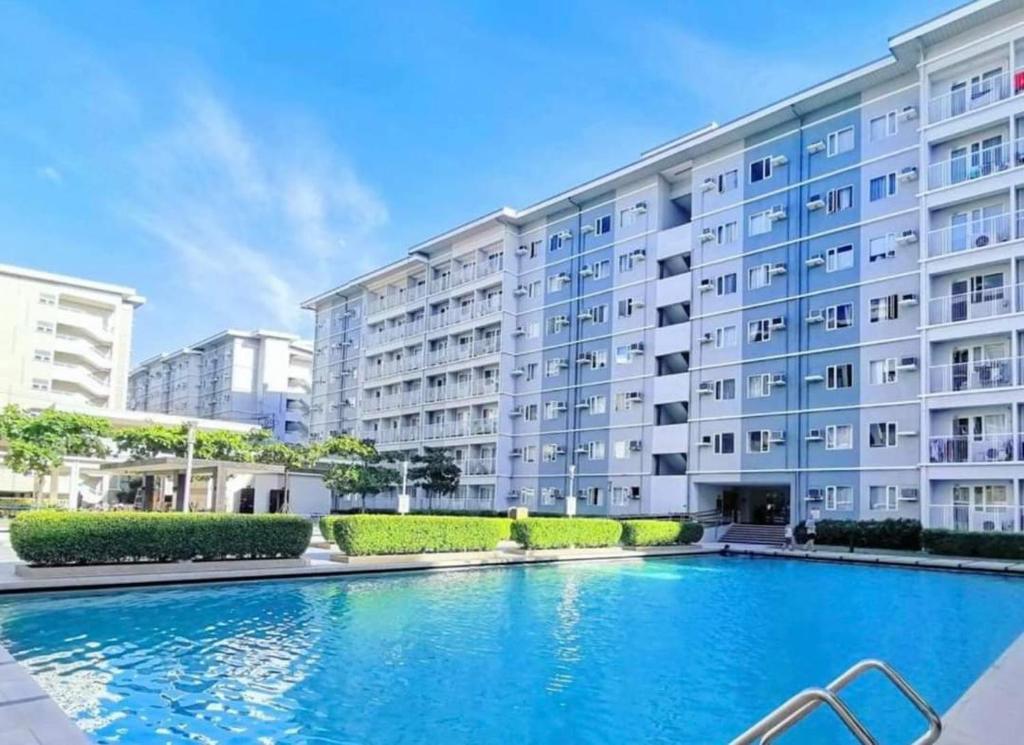 マニラにあるStaycation in Quezon City by DJ 143 with pool and PS5の大きなスイミングプール付きの大きなアパートメントです。