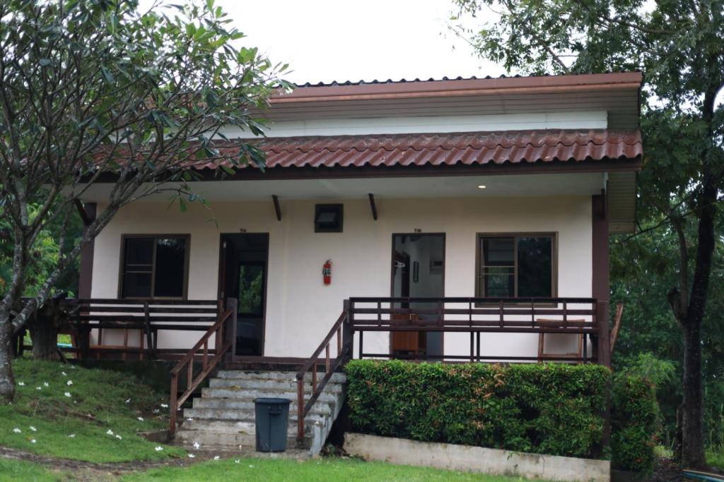 Casa blanca pequeña con porche y escaleras en Pai happyvillage_yeon en Dhungpong