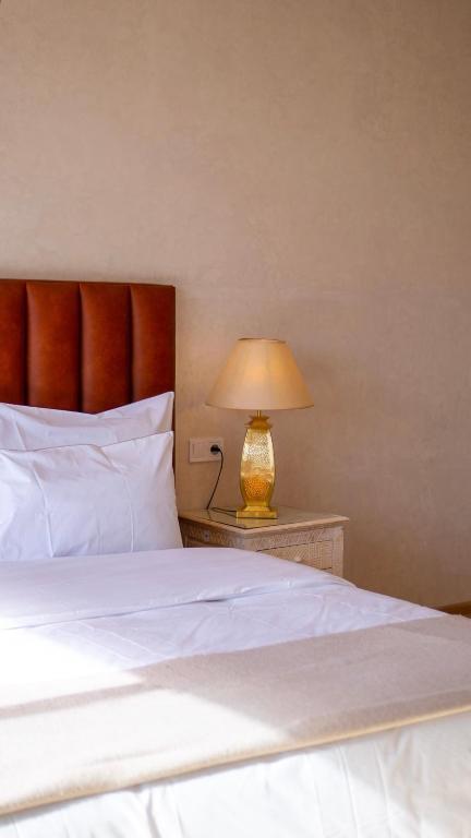Postel nebo postele na pokoji v ubytování Riad villa saphir & SPA