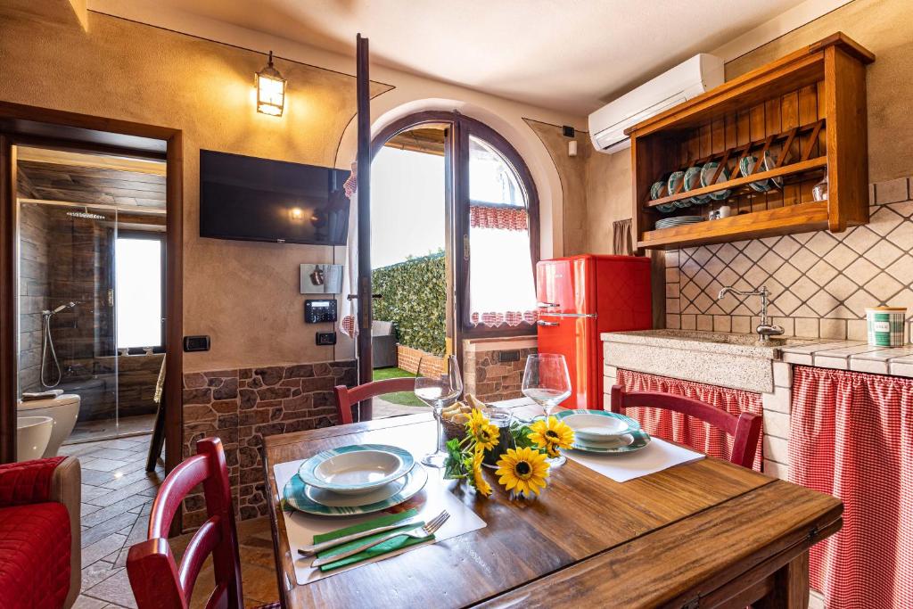 - une cuisine avec une table en bois et des tournesols dans l'établissement Il Cantuccio Toscano, à Palaia