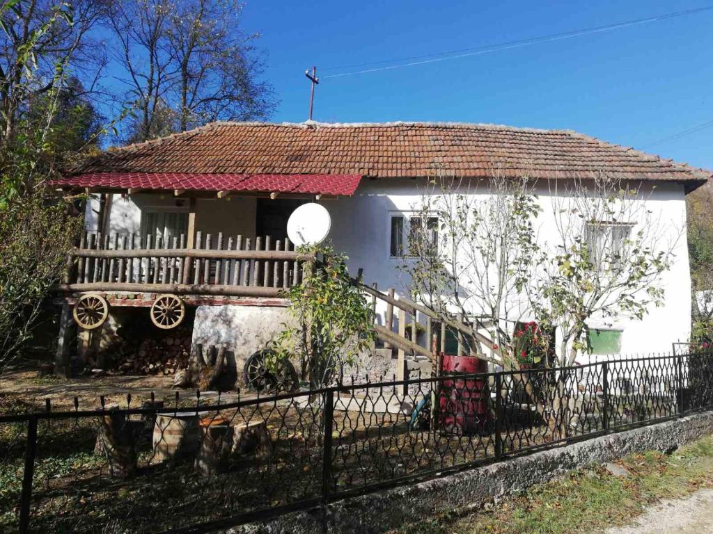 een wit huis met een hek ervoor bij Vila Budimir in Pirot