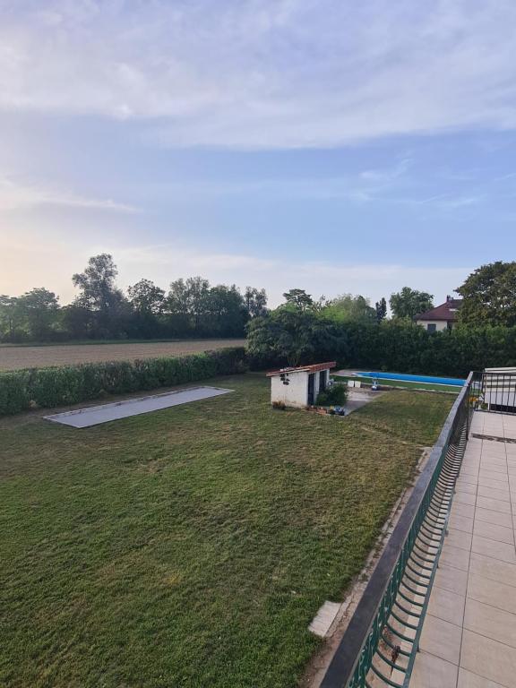 a view of a yard with a swimming pool at Les apparts KJTM in Bletterans