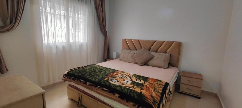 un dormitorio con una cama con un tigre pintado en ella en Elegant 2BR Tangier Apartment, en Tánger