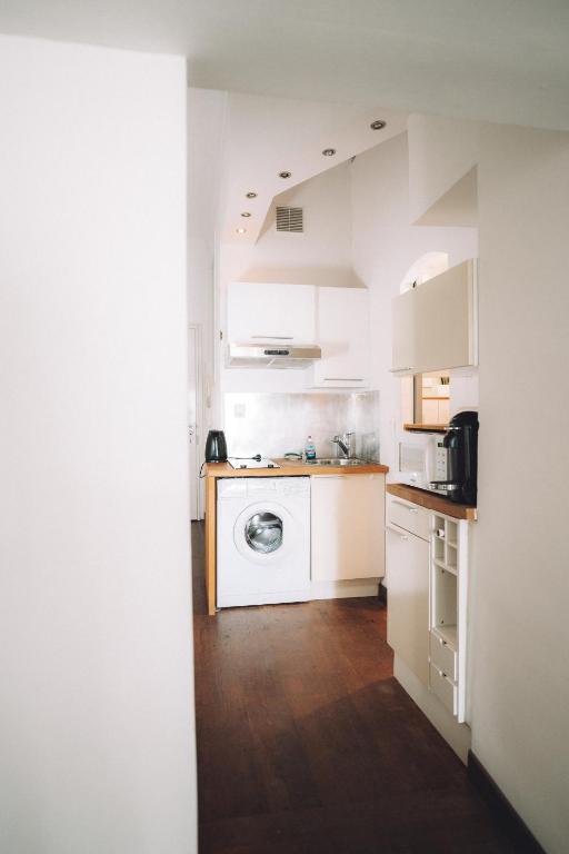Kuchyňa alebo kuchynka v ubytovaní CANNES CENTRE VILLE- Bel appartement studio + Mezzanine