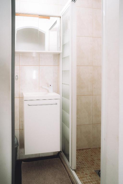 Kúpeľňa v ubytovaní CANNES CENTRE VILLE- Bel appartement studio + Mezzanine