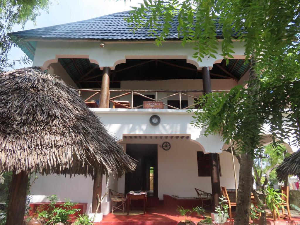 ein Haus mit Blick auf die Vorderseite in der Unterkunft Jacob's Inn Jambiani in Jambiani