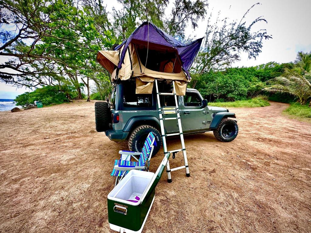 Embark on a journey through Maui with Aloha Glamp's jeep and rooftop tent allows you to discover diverse campgrounds, unveiling the island's beauty from unique perspectives each day - Tente