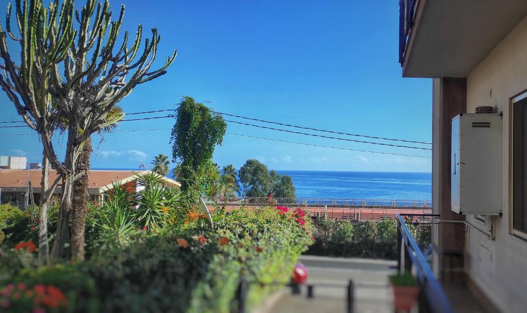 - Balcón con vistas al océano en Blue Wave Holiday House, en Aci Castello