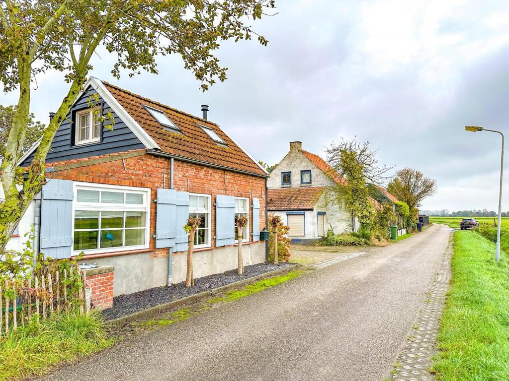 una casa al lado de una carretera en Cosy Groede, en Schoondijke