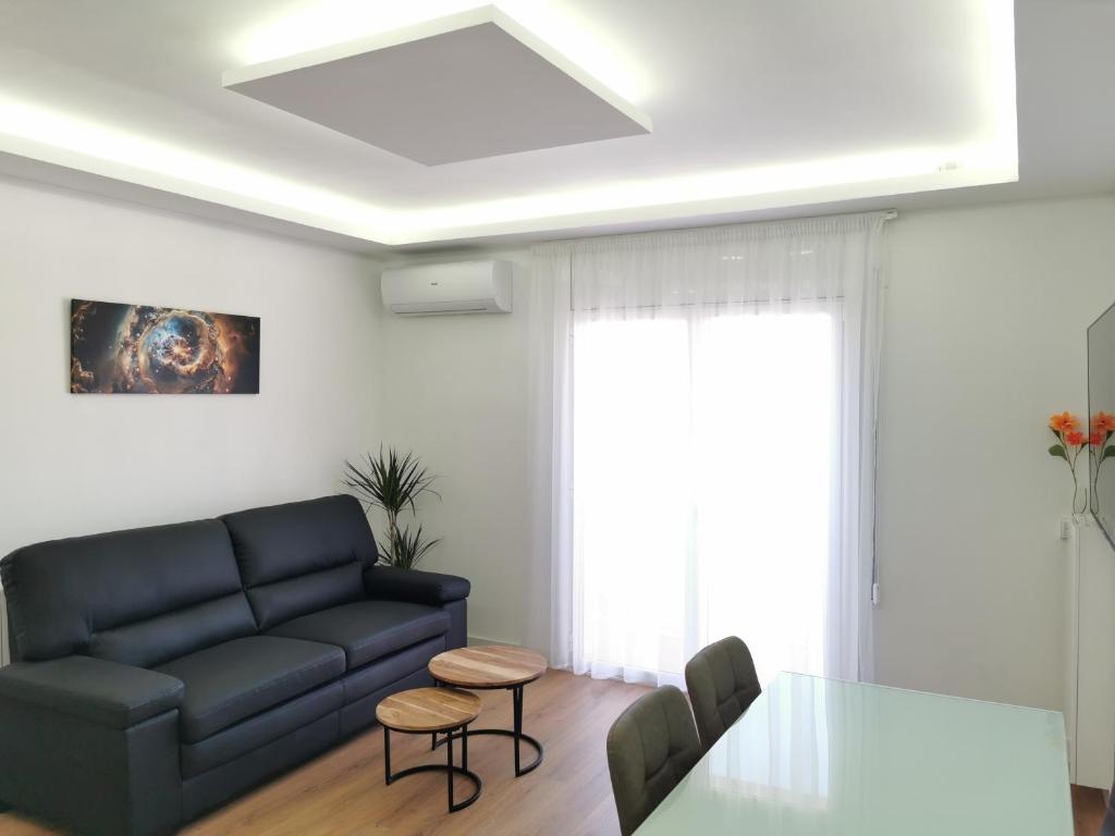 テラサにあるÁticoの青いソファとテーブルのあるリビングルーム